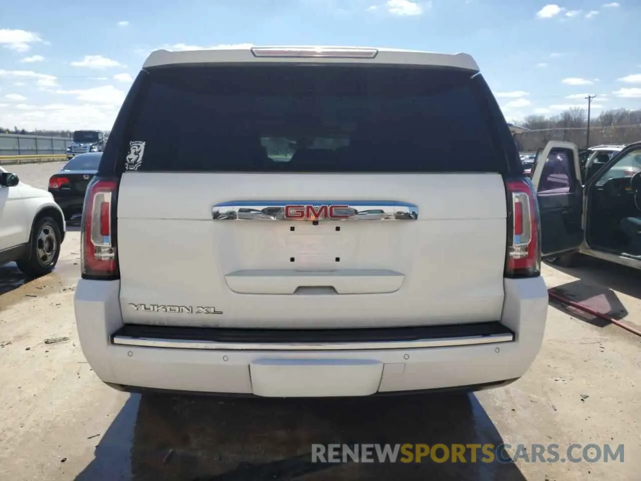 6 Photograph of a damaged car 1GKS1HKJ8LR101852 GMC YUKON 2020