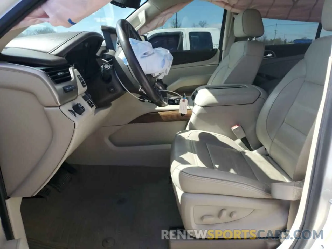 7 Photograph of a damaged car 1GKS1HKJ8LR101852 GMC YUKON 2020
