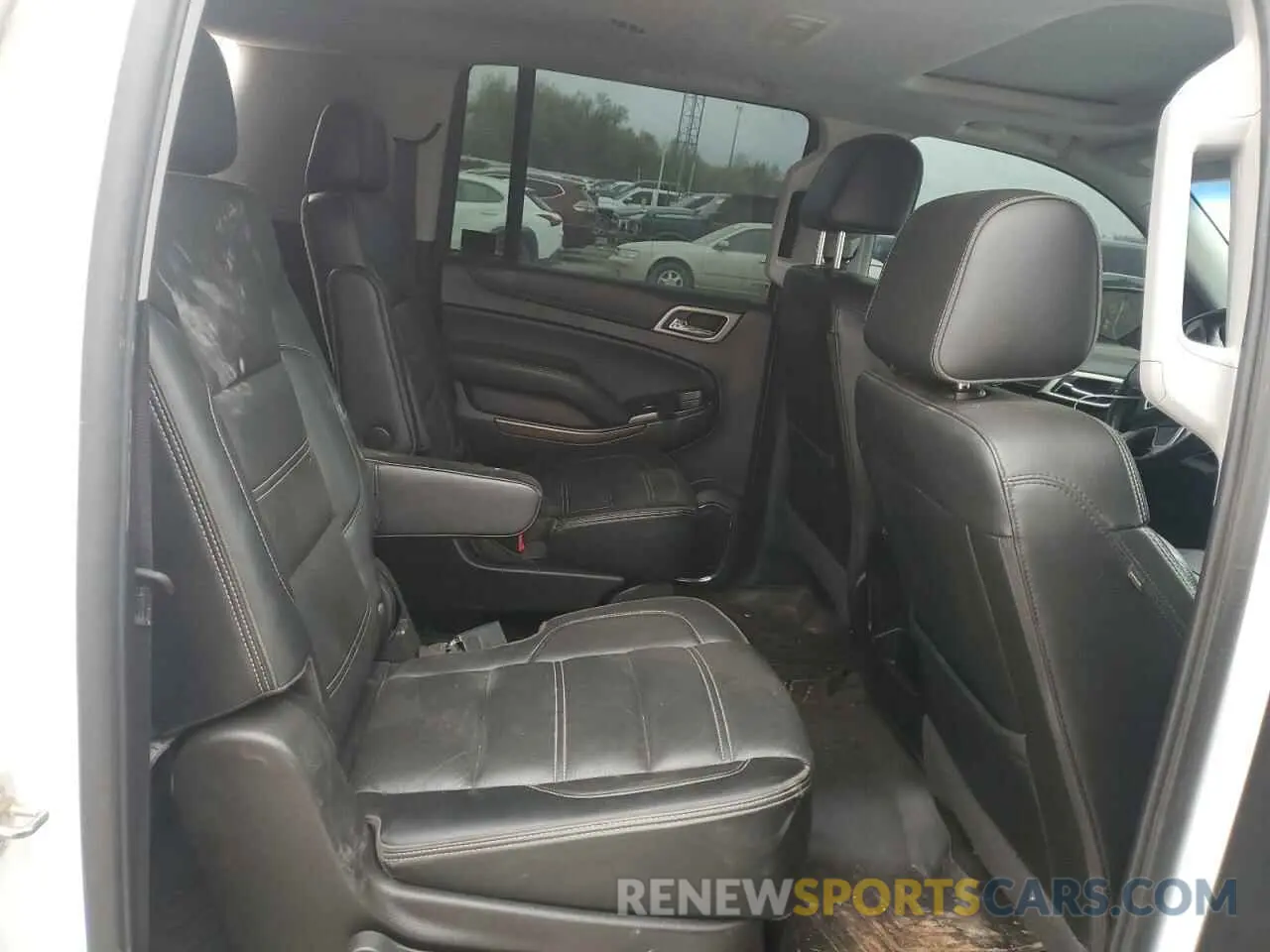 11 Photograph of a damaged car 1GKS1HKJ9LR291564 GMC YUKON 2020
