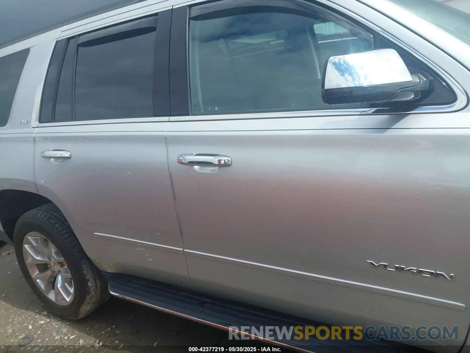 12 Photograph of a damaged car 1GKS2AKC2LR125604 GMC YUKON 2020