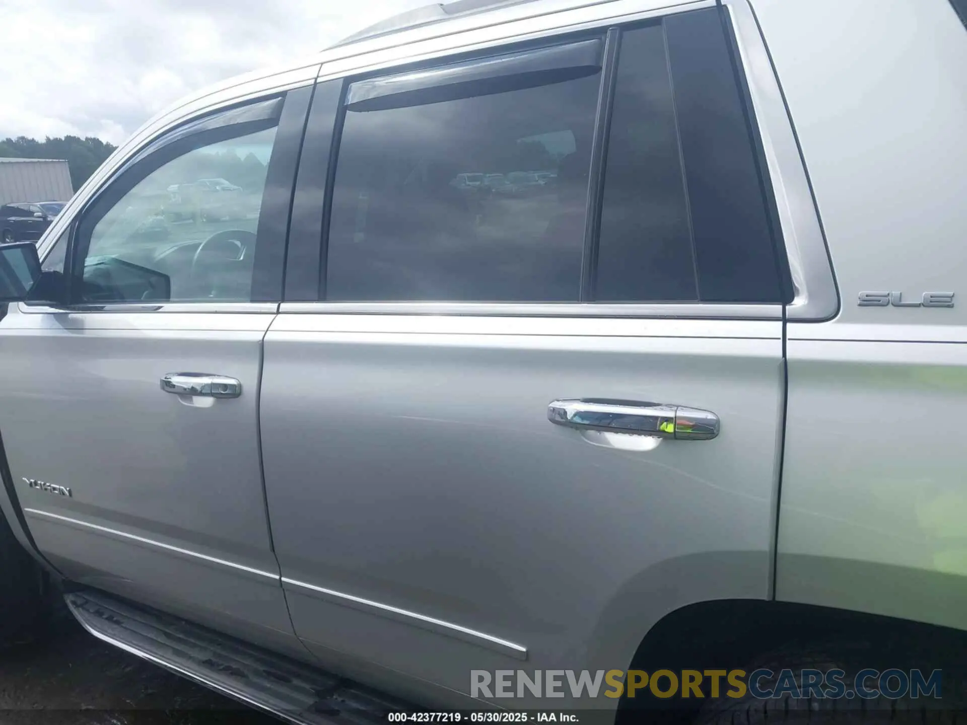 13 Photograph of a damaged car 1GKS2AKC2LR125604 GMC YUKON 2020