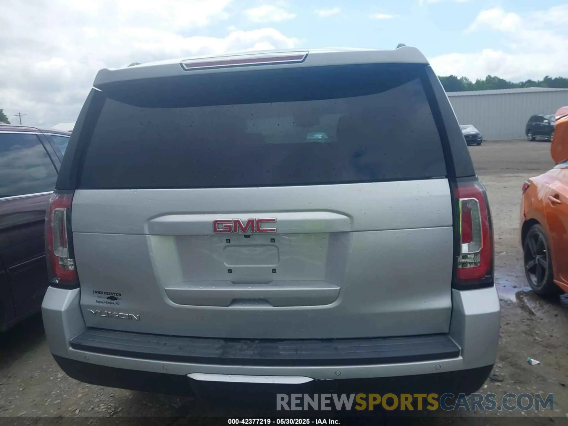 15 Photograph of a damaged car 1GKS2AKC2LR125604 GMC YUKON 2020