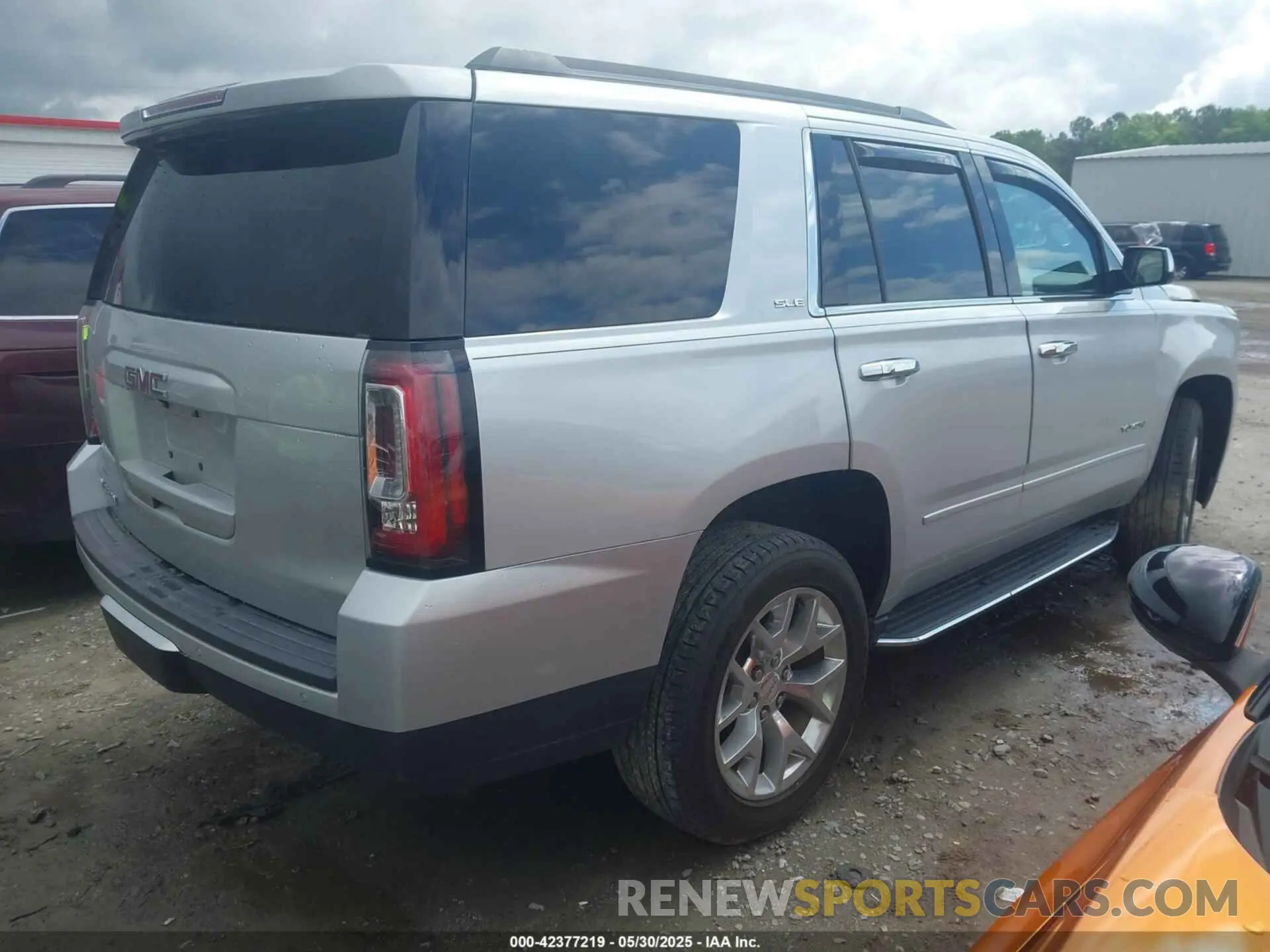 4 Photograph of a damaged car 1GKS2AKC2LR125604 GMC YUKON 2020