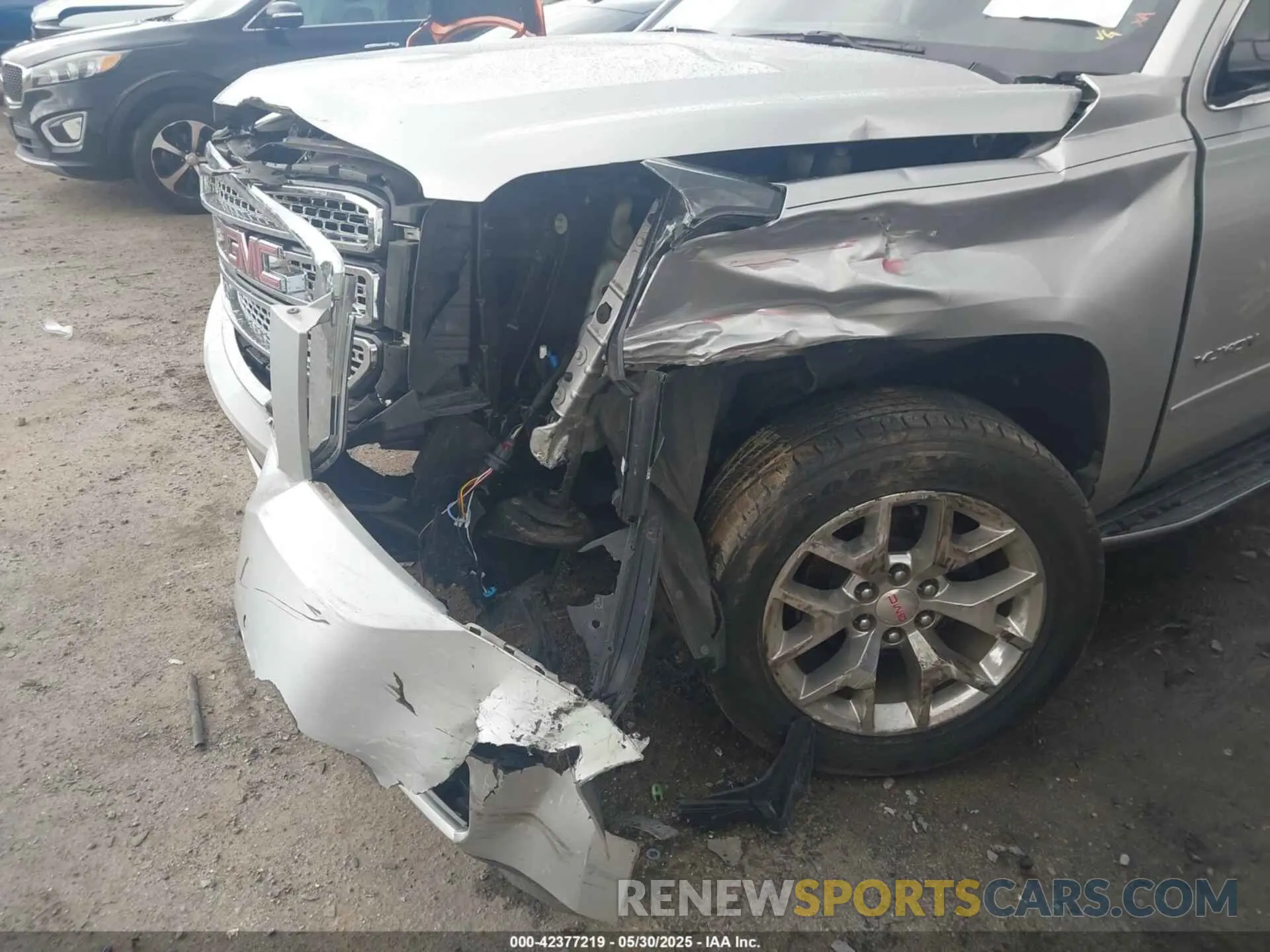 6 Photograph of a damaged car 1GKS2AKC2LR125604 GMC YUKON 2020