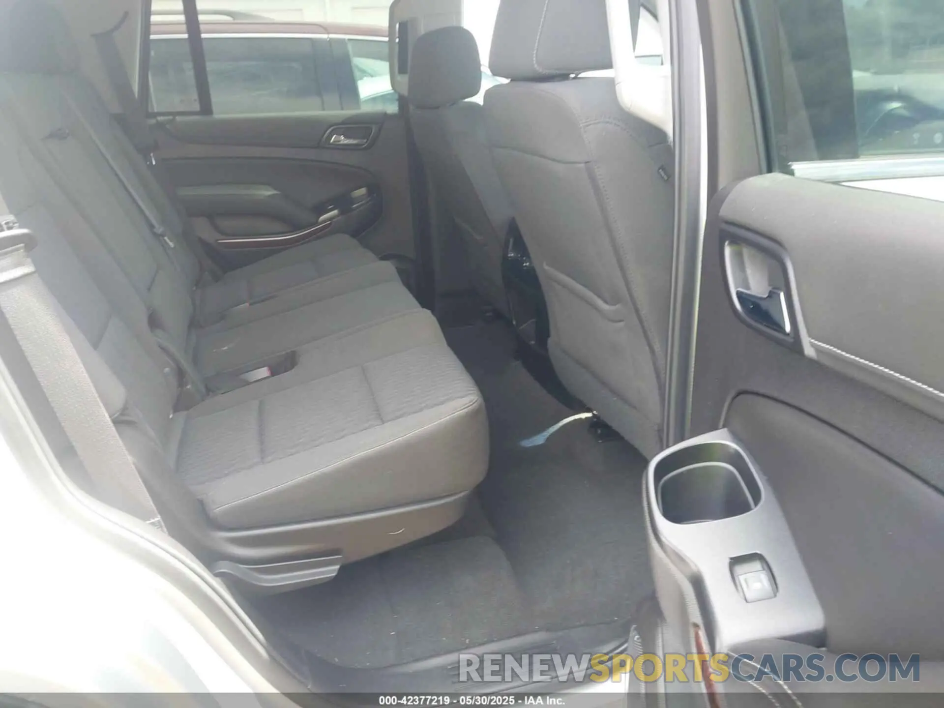 8 Photograph of a damaged car 1GKS2AKC2LR125604 GMC YUKON 2020