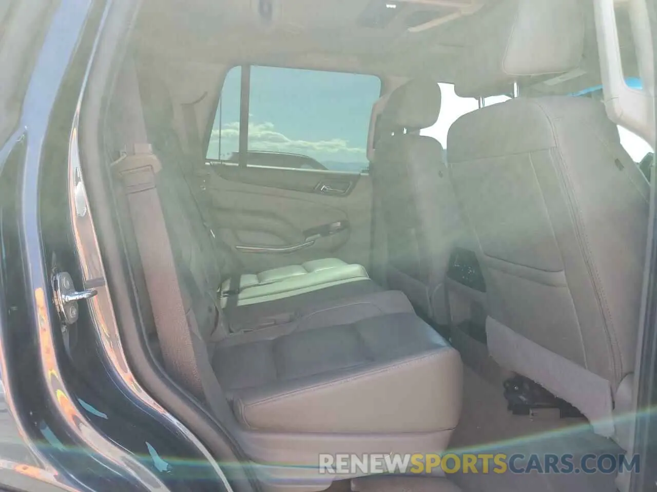 11 Photograph of a damaged car 1GKS2BKC2LR204423 GMC YUKON 2020