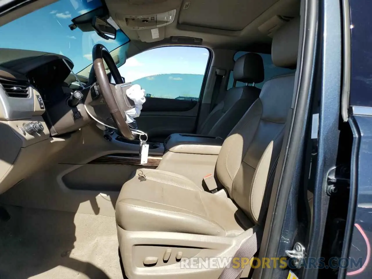 7 Photograph of a damaged car 1GKS2BKC2LR204423 GMC YUKON 2020