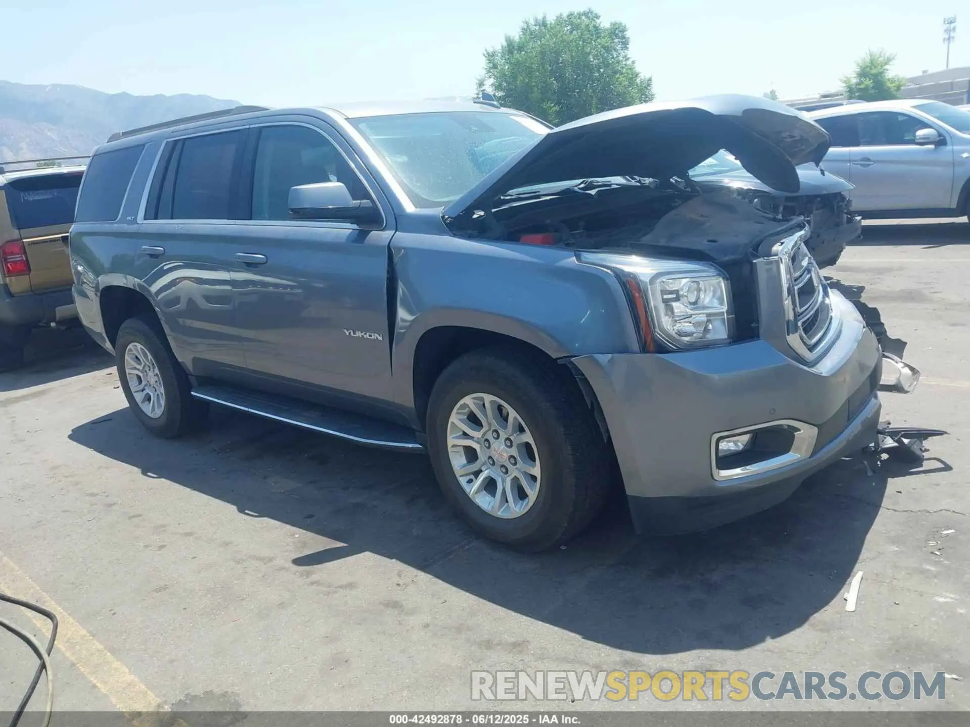 1 Photograph of a damaged car 1GKS2BKC3LR270527 GMC YUKON 2020