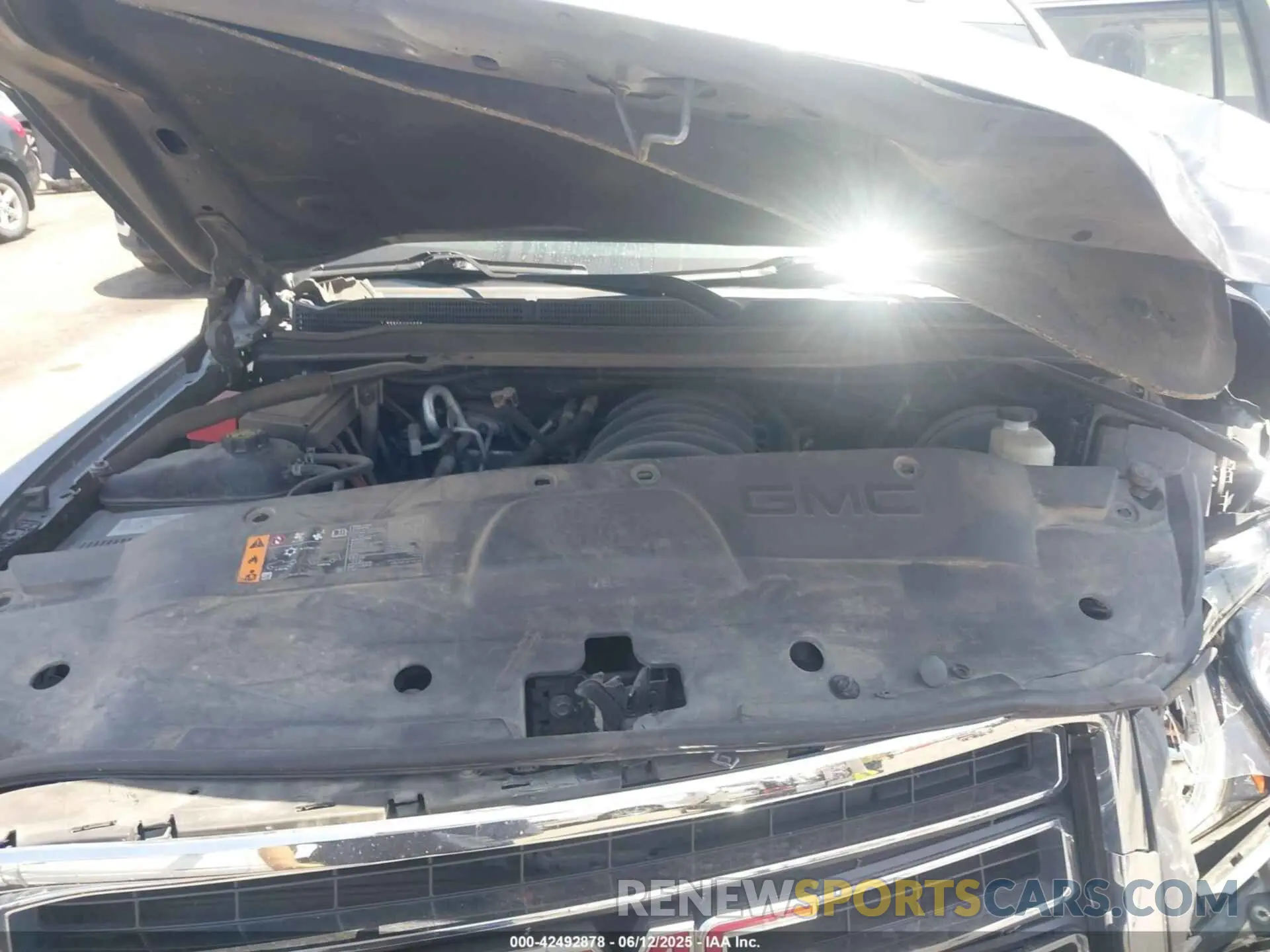 10 Photograph of a damaged car 1GKS2BKC3LR270527 GMC YUKON 2020