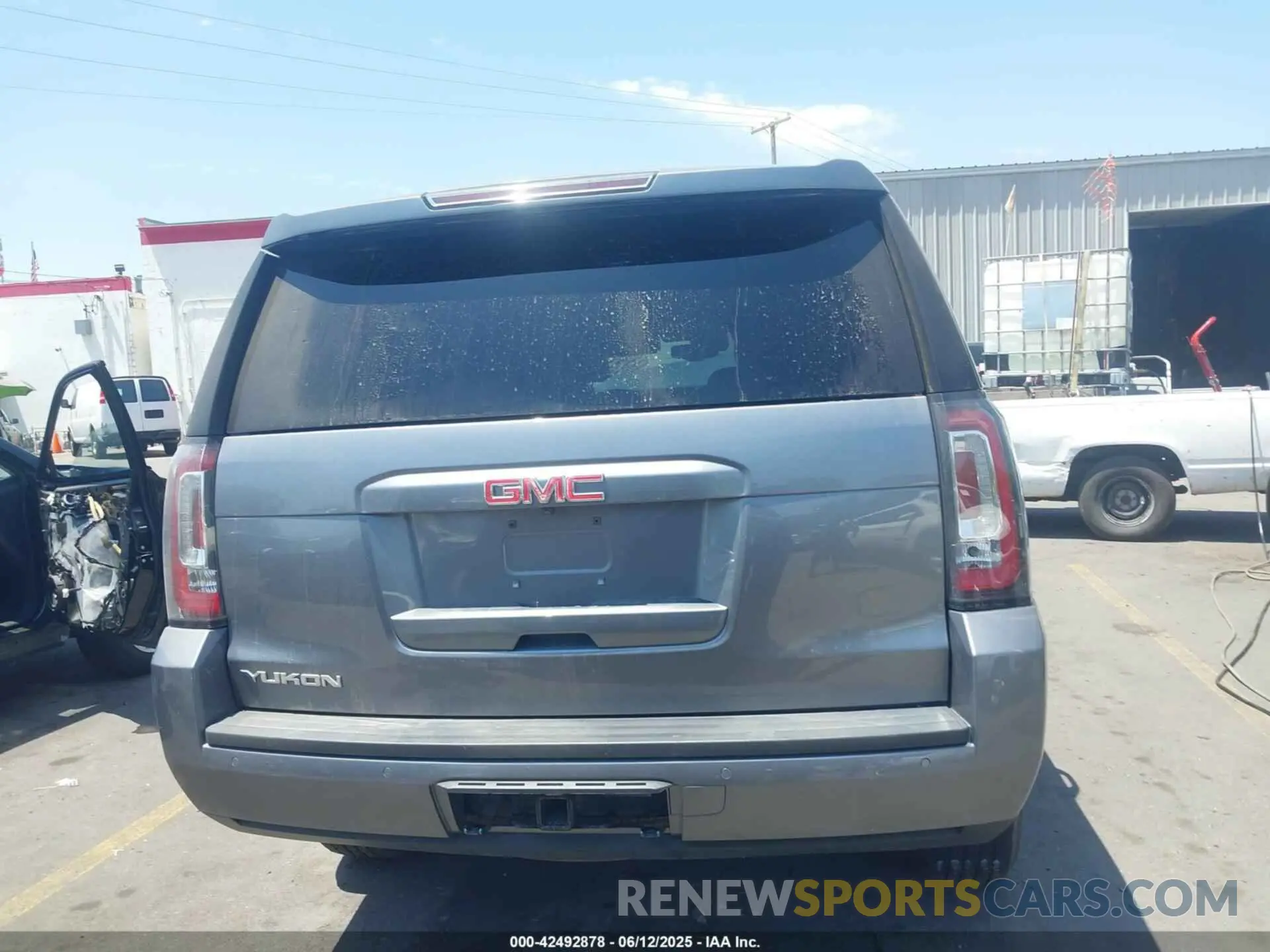 15 Photograph of a damaged car 1GKS2BKC3LR270527 GMC YUKON 2020