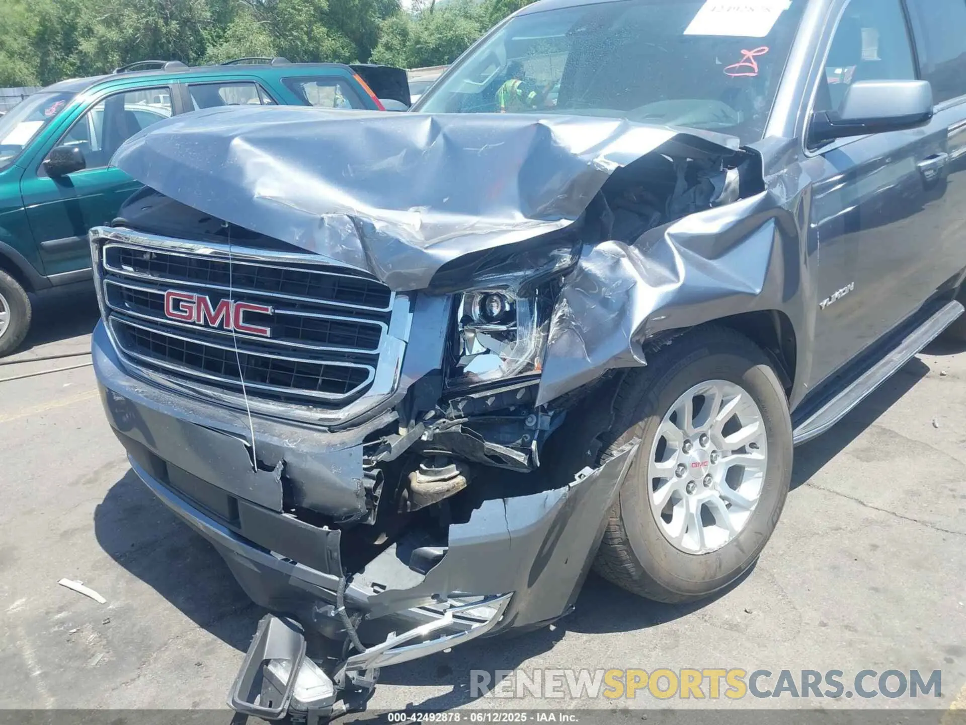 6 Photograph of a damaged car 1GKS2BKC3LR270527 GMC YUKON 2020