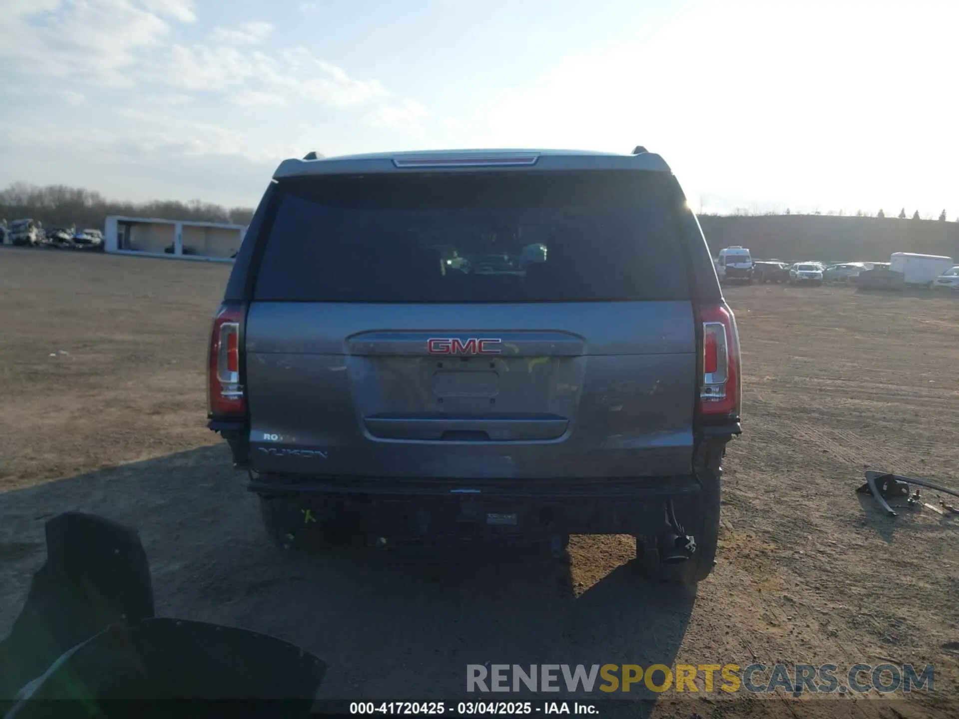 17 Photograph of a damaged car 1GKS2BKC8LR263699 GMC YUKON 2020