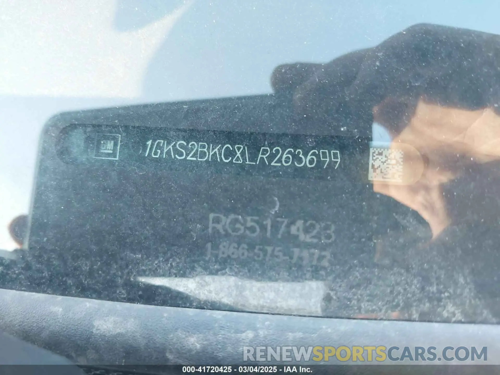 9 Photograph of a damaged car 1GKS2BKC8LR263699 GMC YUKON 2020