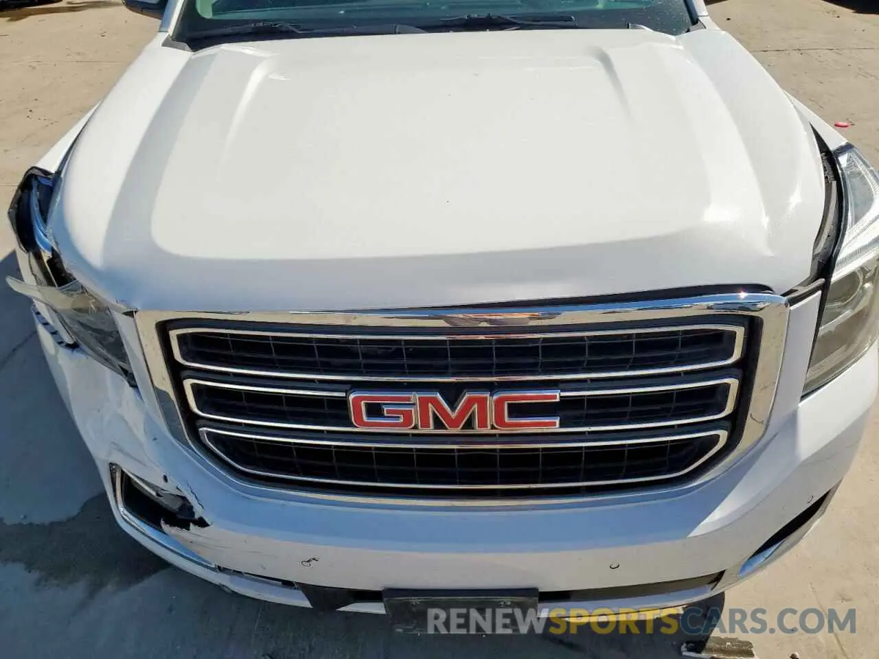 12 Photograph of a damaged car 1GKS2BKCXLR215461 GMC YUKON 2020