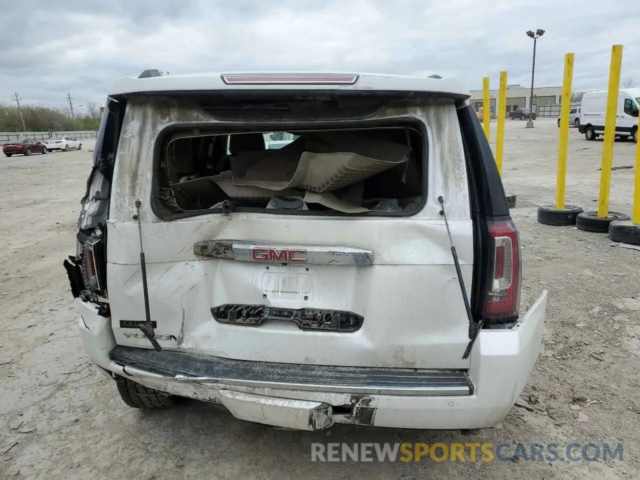 6 Photograph of a damaged car 1GKS2CKJ0LR299617 GMC YUKON 2020
