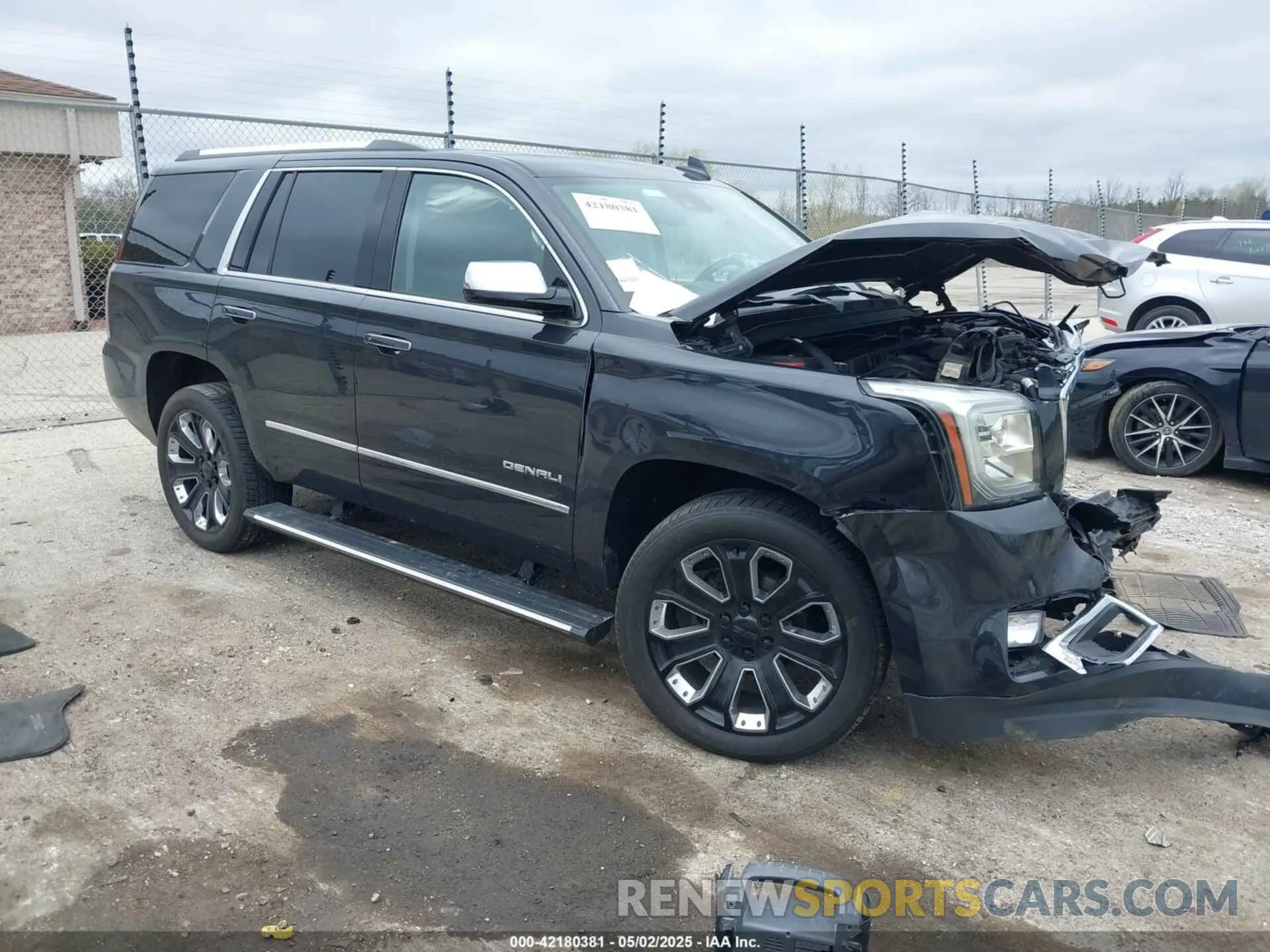 1 Photograph of a damaged car 1GKS2CKJ4LR137778 GMC YUKON 2020