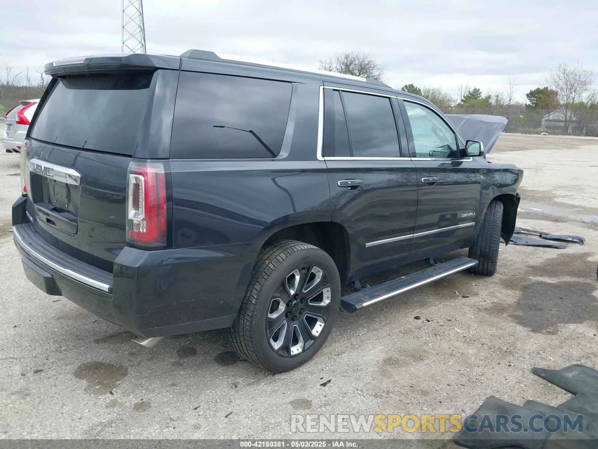 4 Photograph of a damaged car 1GKS2CKJ4LR137778 GMC YUKON 2020