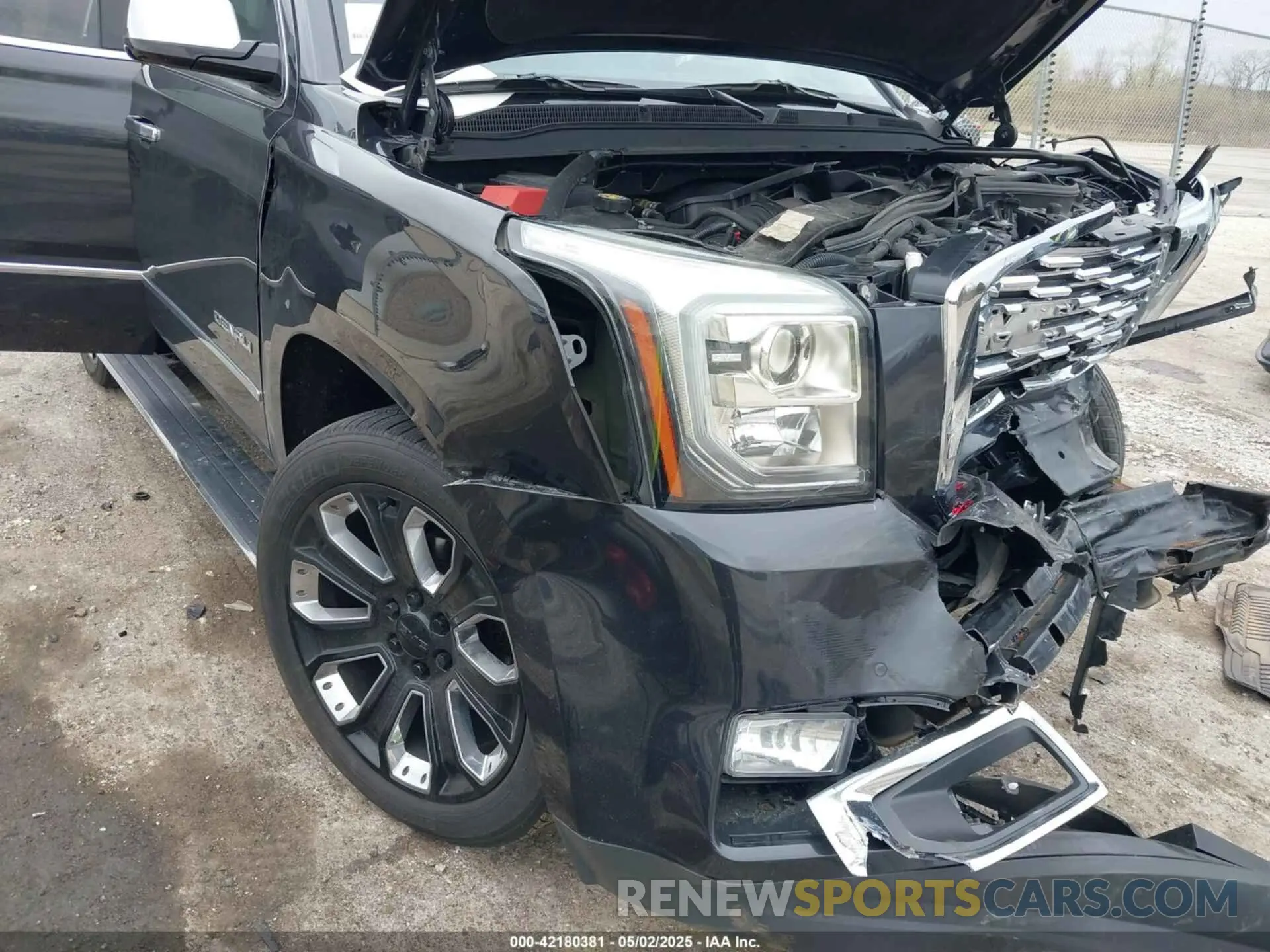6 Photograph of a damaged car 1GKS2CKJ4LR137778 GMC YUKON 2020