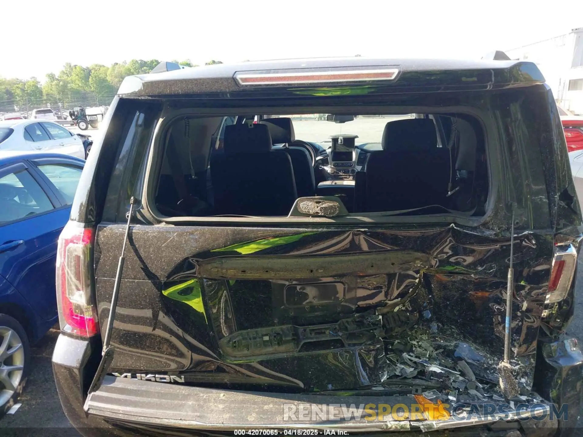 16 Photograph of a damaged car 1GKS2CKJ5LR227859 GMC YUKON 2020