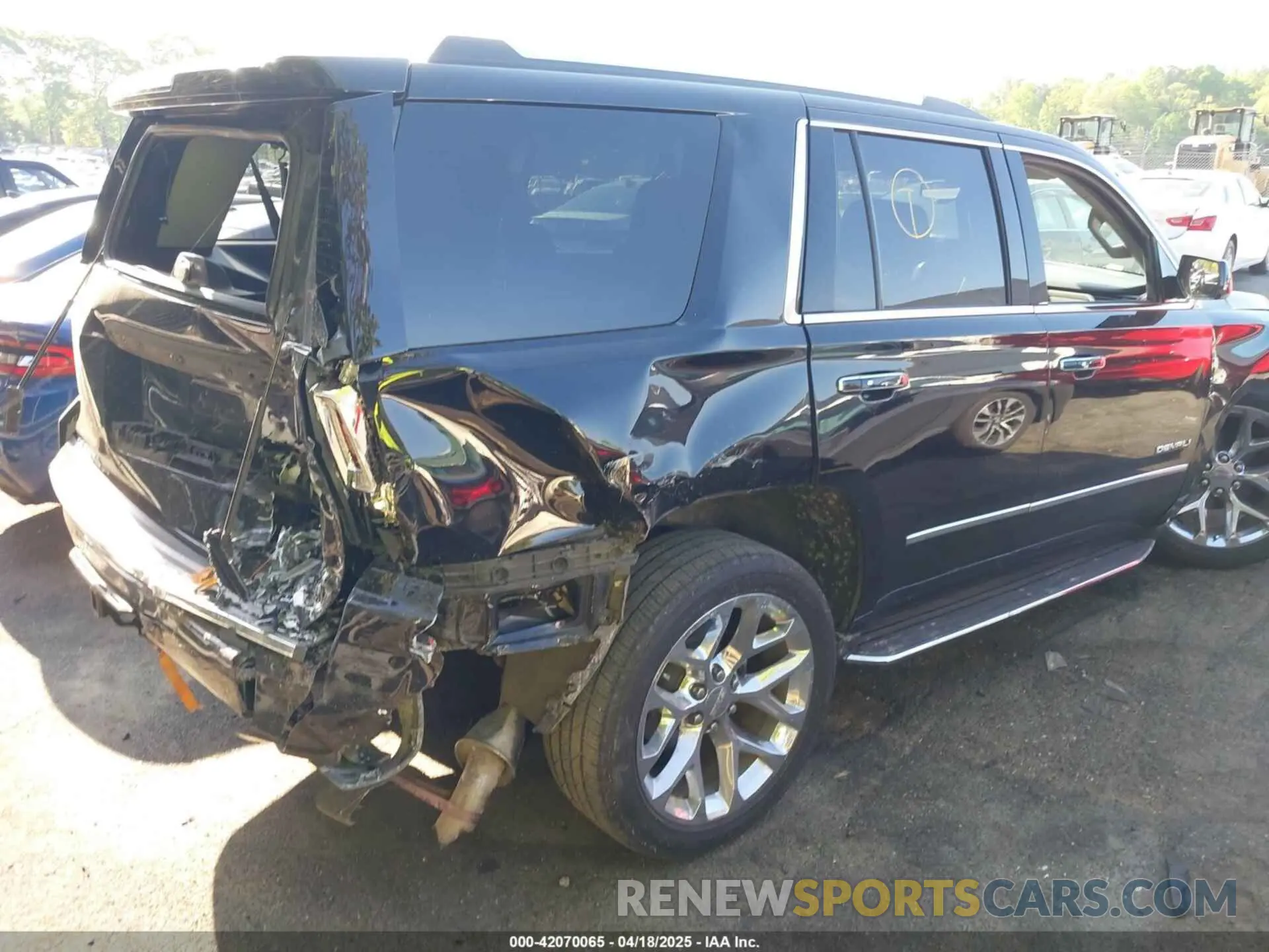 4 Photograph of a damaged car 1GKS2CKJ5LR227859 GMC YUKON 2020