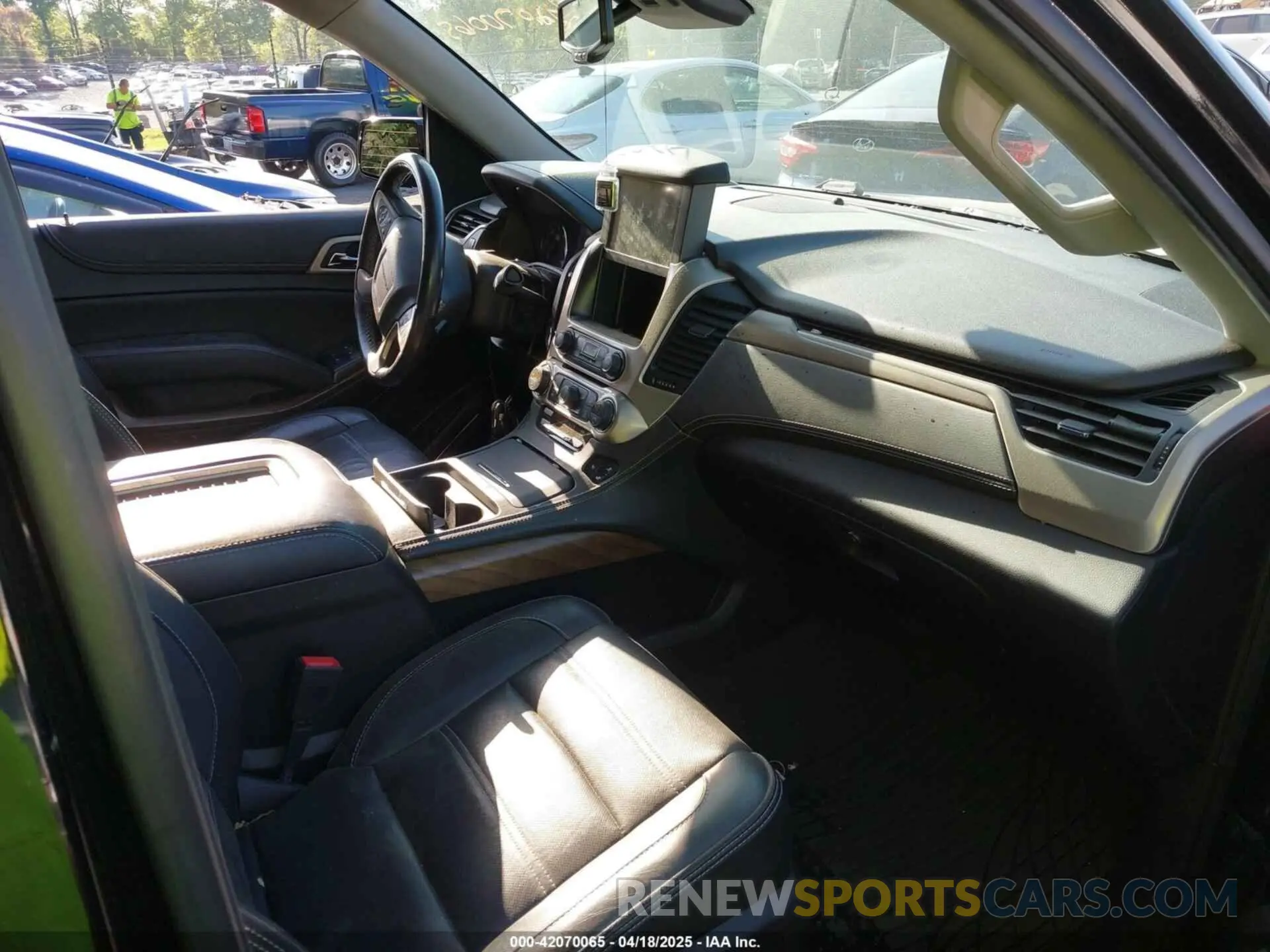 5 Photograph of a damaged car 1GKS2CKJ5LR227859 GMC YUKON 2020