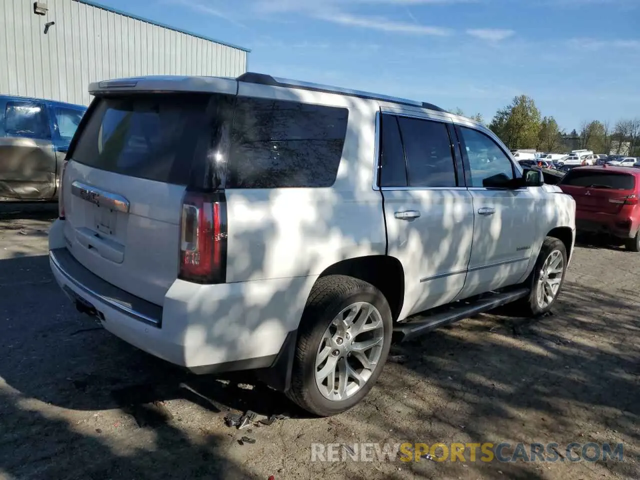 3 Photograph of a damaged car 1GKS2CKJ7LR255369 GMC YUKON 2020