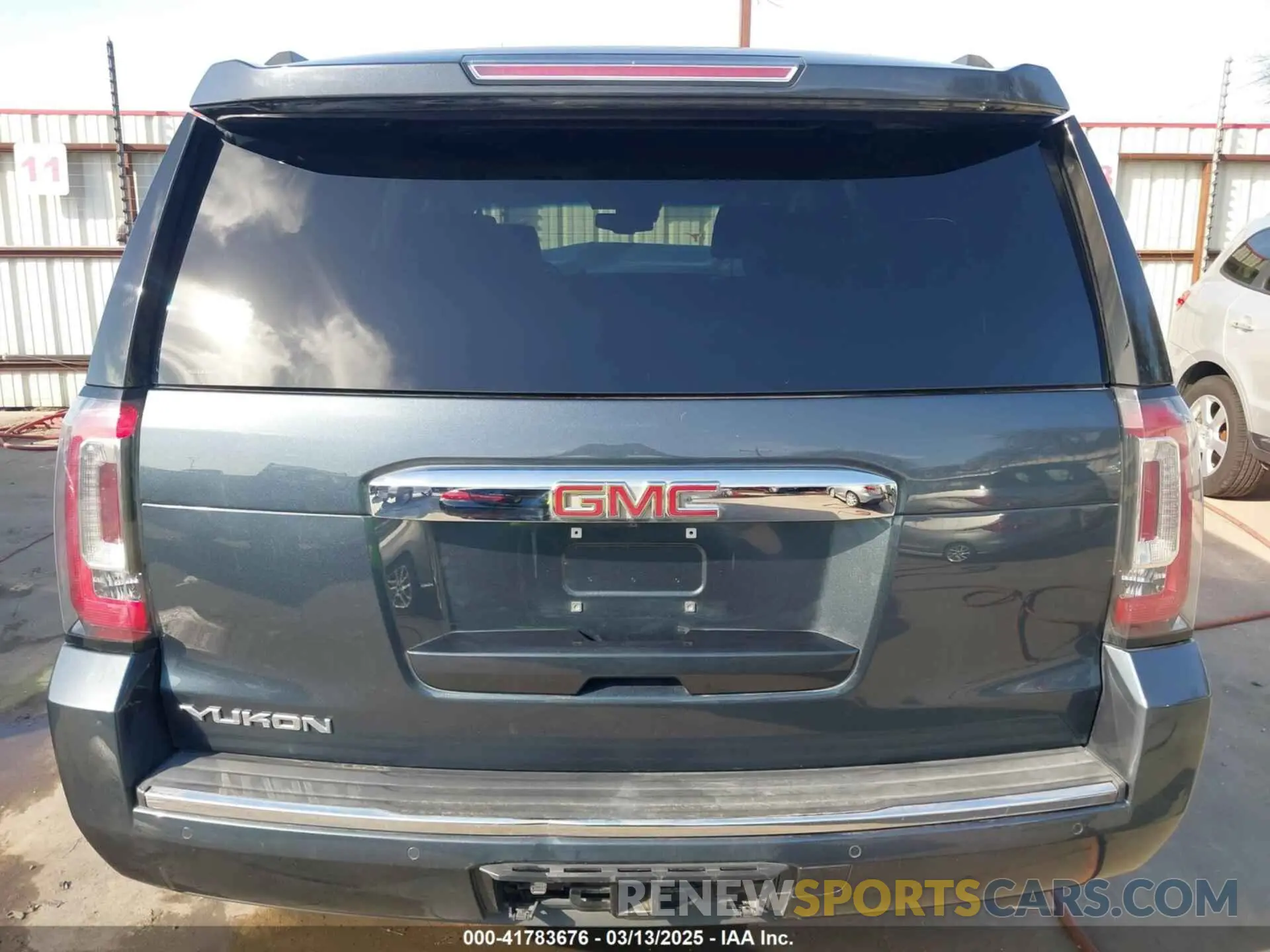 17 Photograph of a damaged car 1GKS2CKJ8LR108770 GMC YUKON 2020