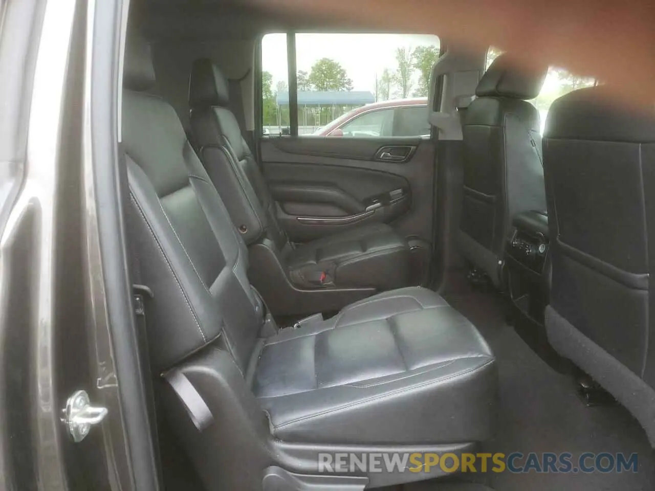 11 Photograph of a damaged car 1GKS2GKC3LR166651 GMC YUKON 2020