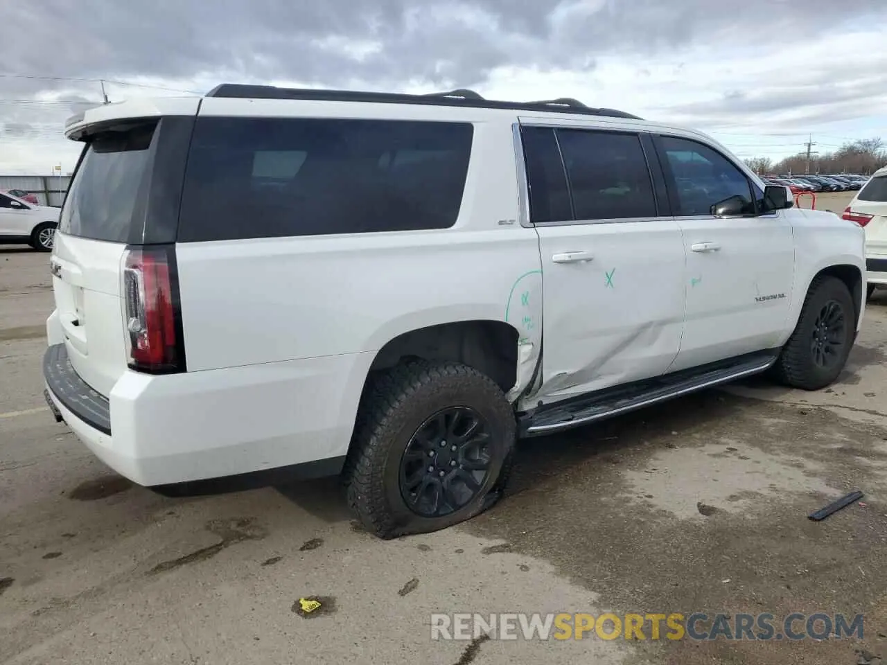 3 Photograph of a damaged car 1GKS2GKC6LR207130 GMC YUKON 2020
