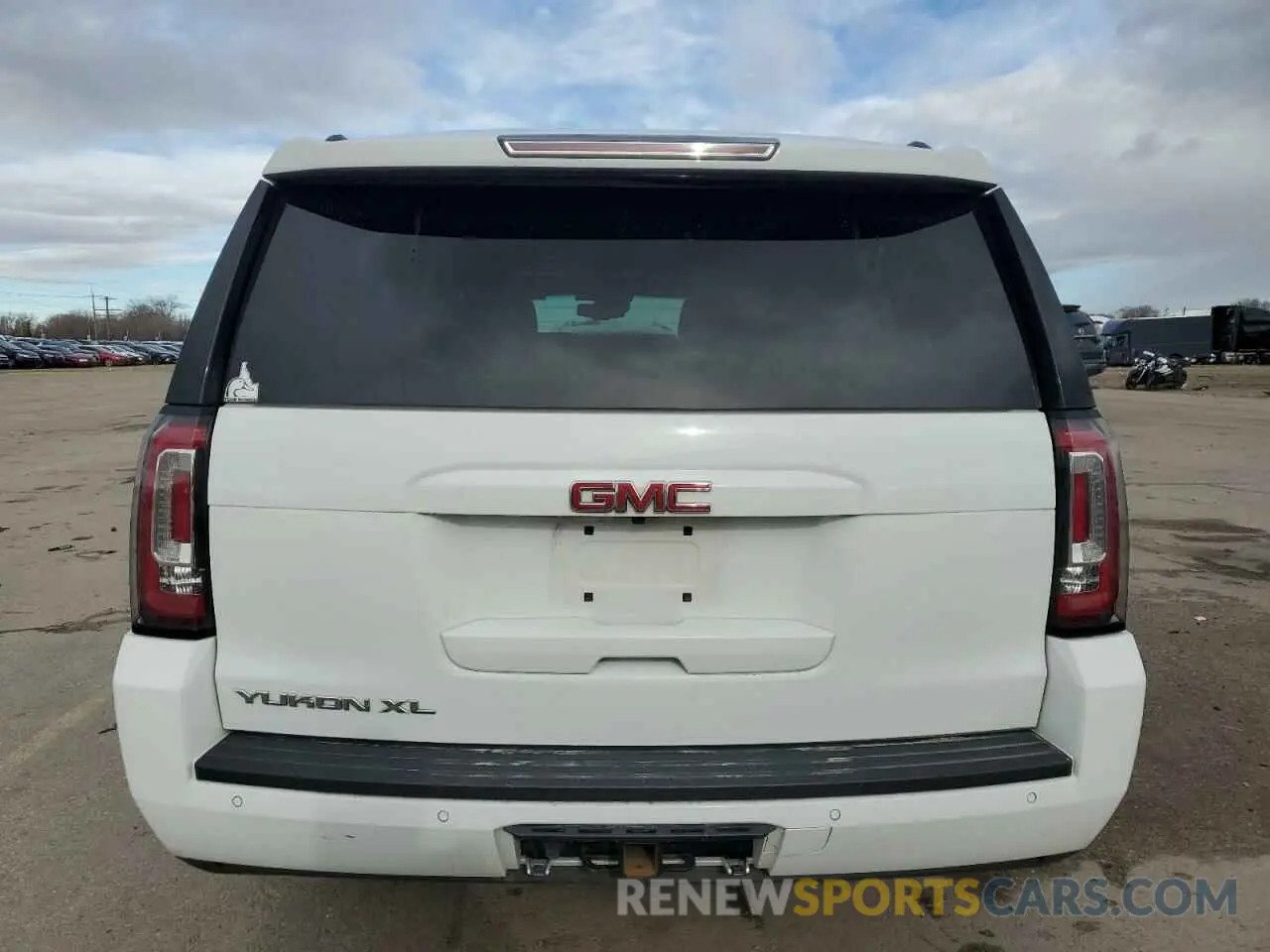 6 Photograph of a damaged car 1GKS2GKC6LR207130 GMC YUKON 2020