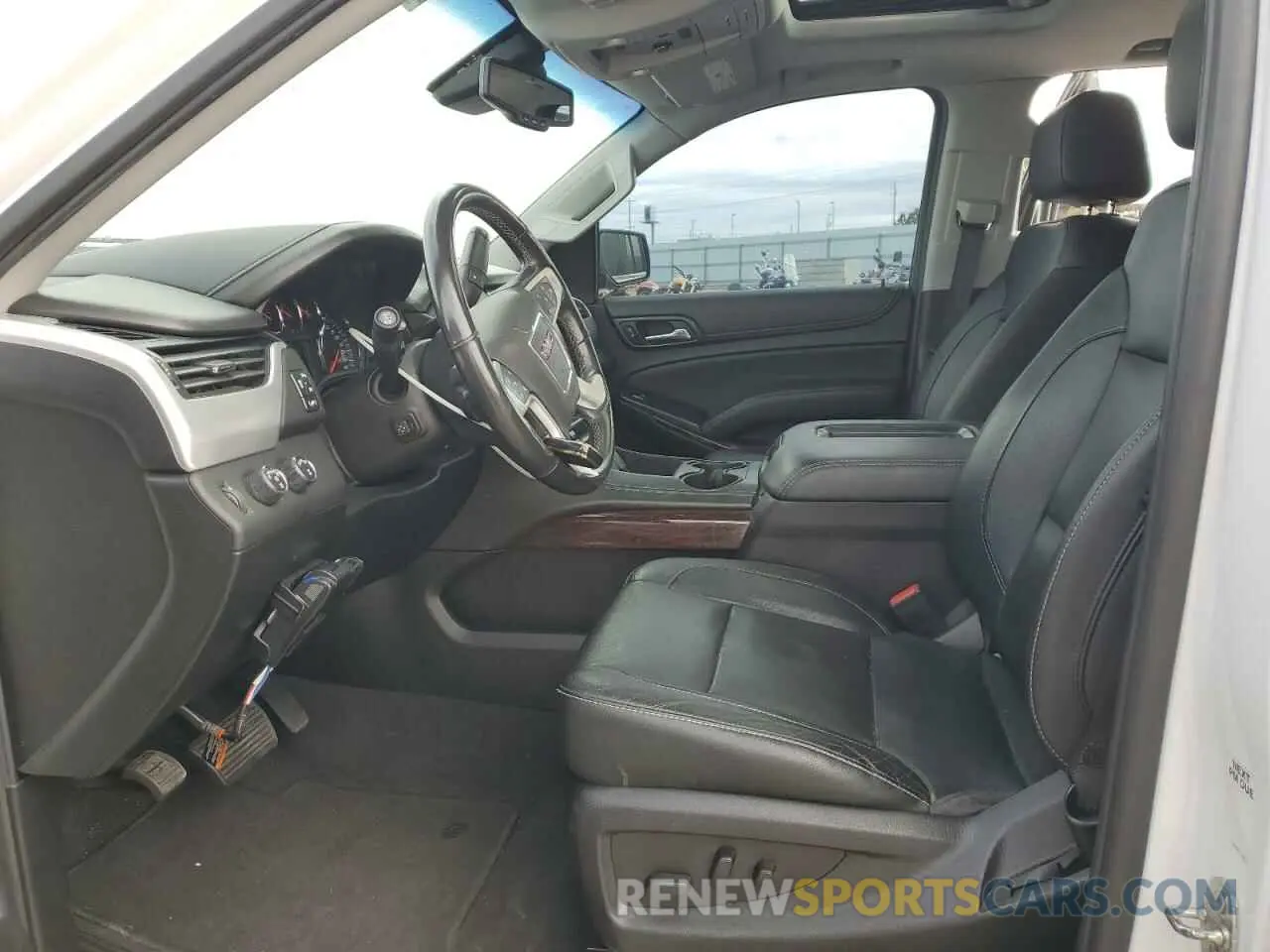 7 Photograph of a damaged car 1GKS2GKC6LR207130 GMC YUKON 2020