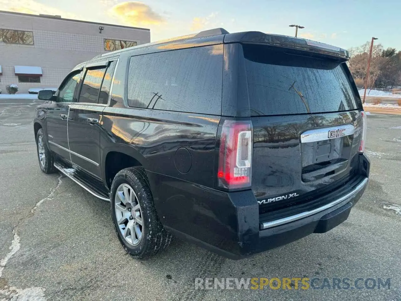 3 Photograph of a damaged car 1GKS2HKJXLR103826 GMC YUKON 2020