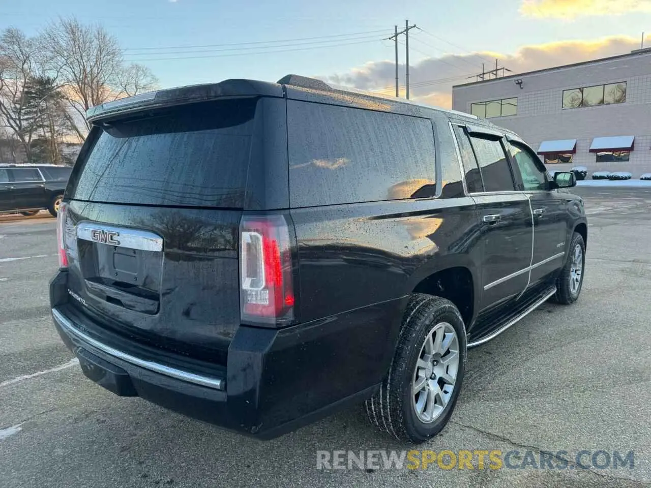 4 Photograph of a damaged car 1GKS2HKJXLR103826 GMC YUKON 2020