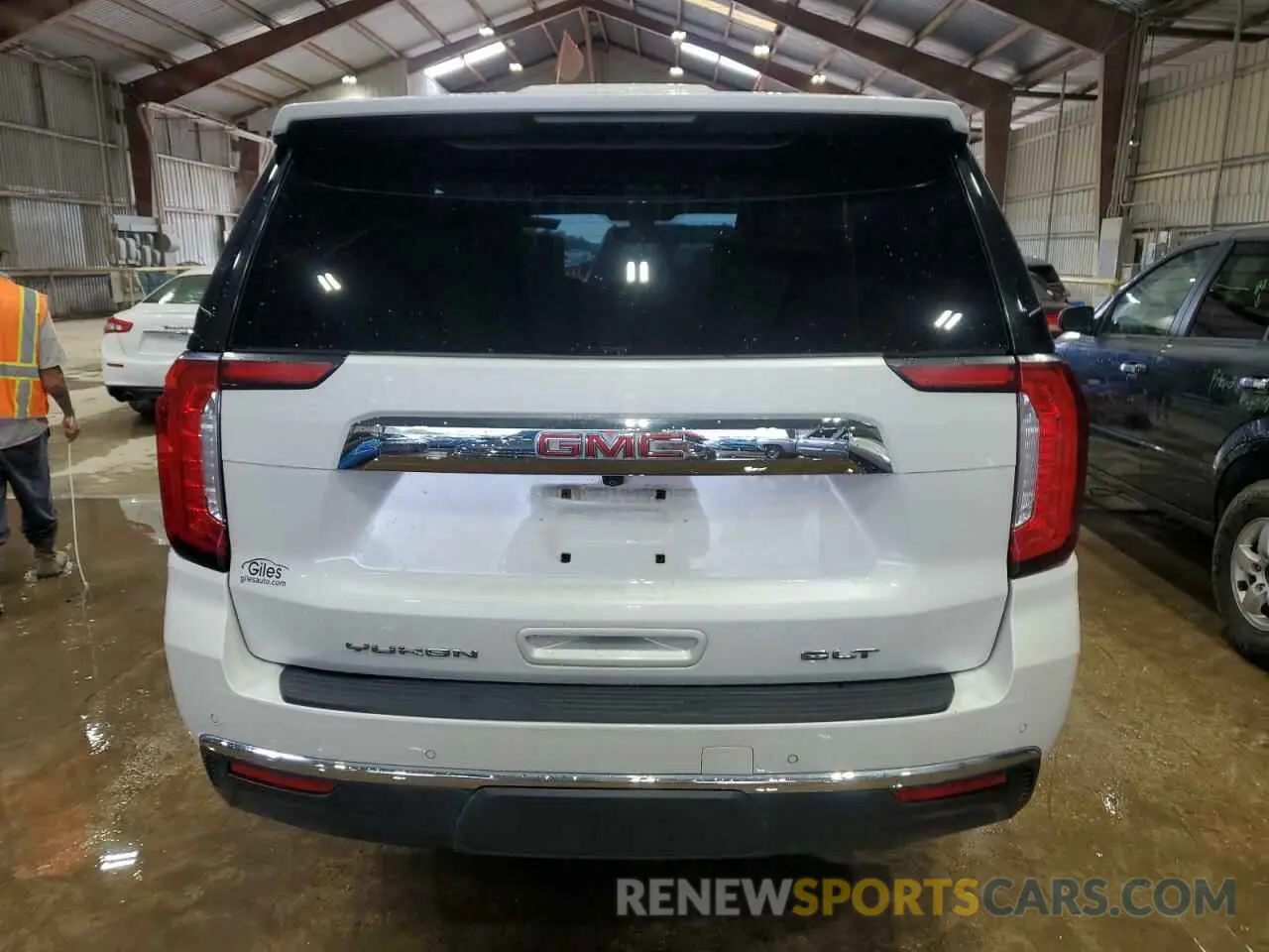 6 Photograph of a damaged car 1GKS1BKD0MR464123 GMC YUKON 2021