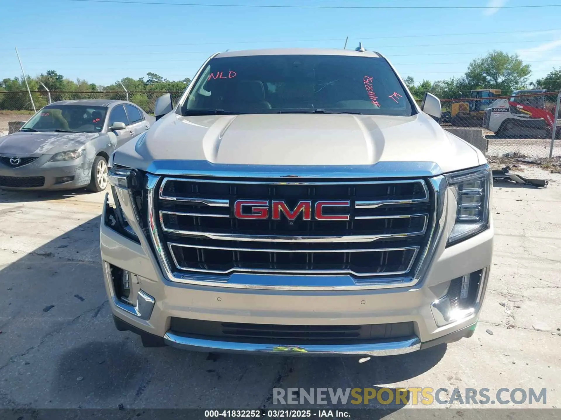 11 Photograph of a damaged car 1GKS1BKD3MR168352 GMC YUKON 2021