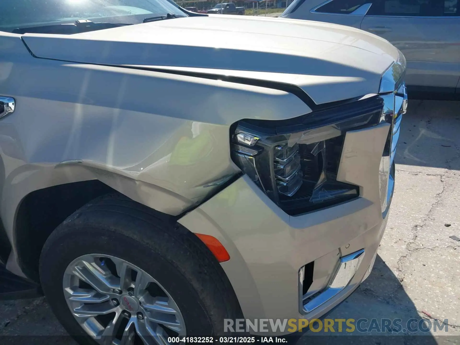 18 Photograph of a damaged car 1GKS1BKD3MR168352 GMC YUKON 2021