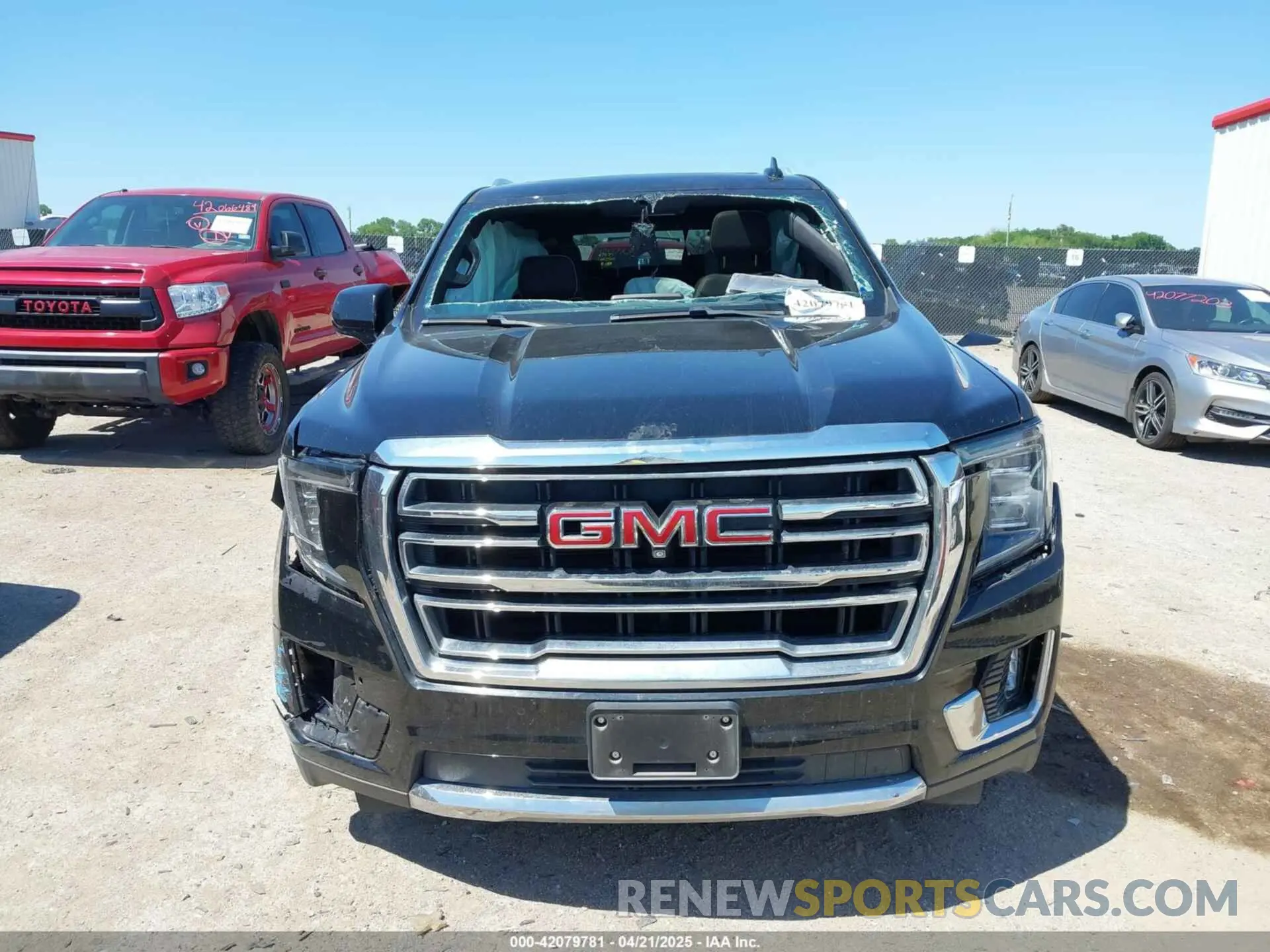 12 Photograph of a damaged car 1GKS1BKD6MR482626 GMC YUKON 2021