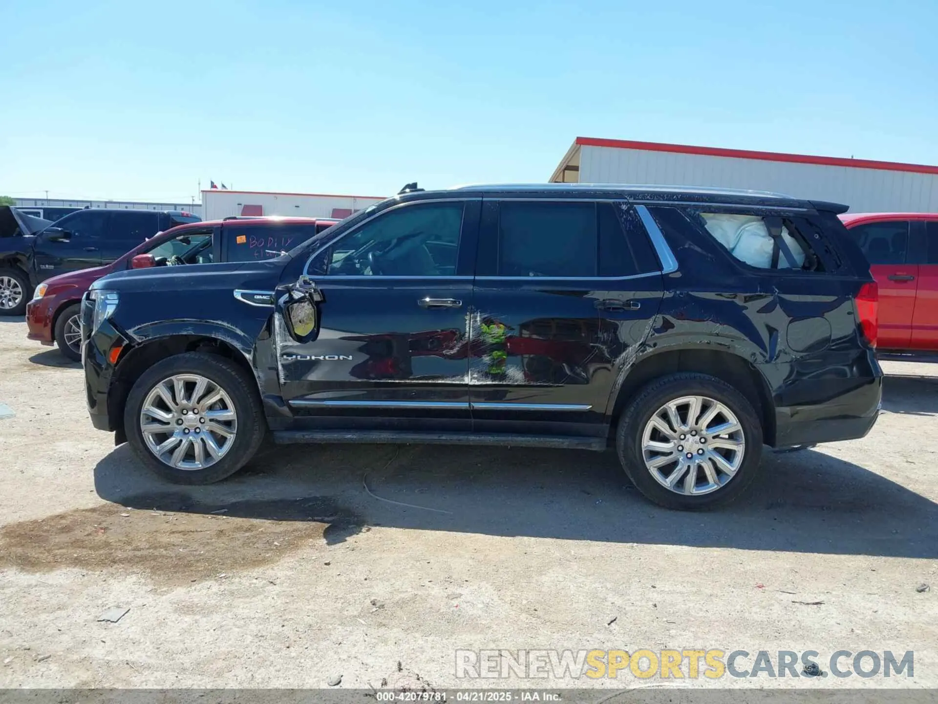 14 Photograph of a damaged car 1GKS1BKD6MR482626 GMC YUKON 2021