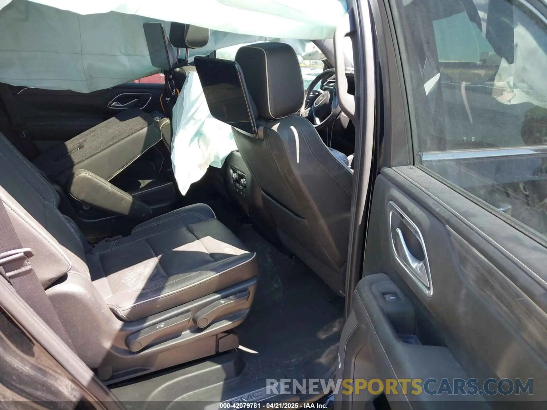 8 Photograph of a damaged car 1GKS1BKD6MR482626 GMC YUKON 2021