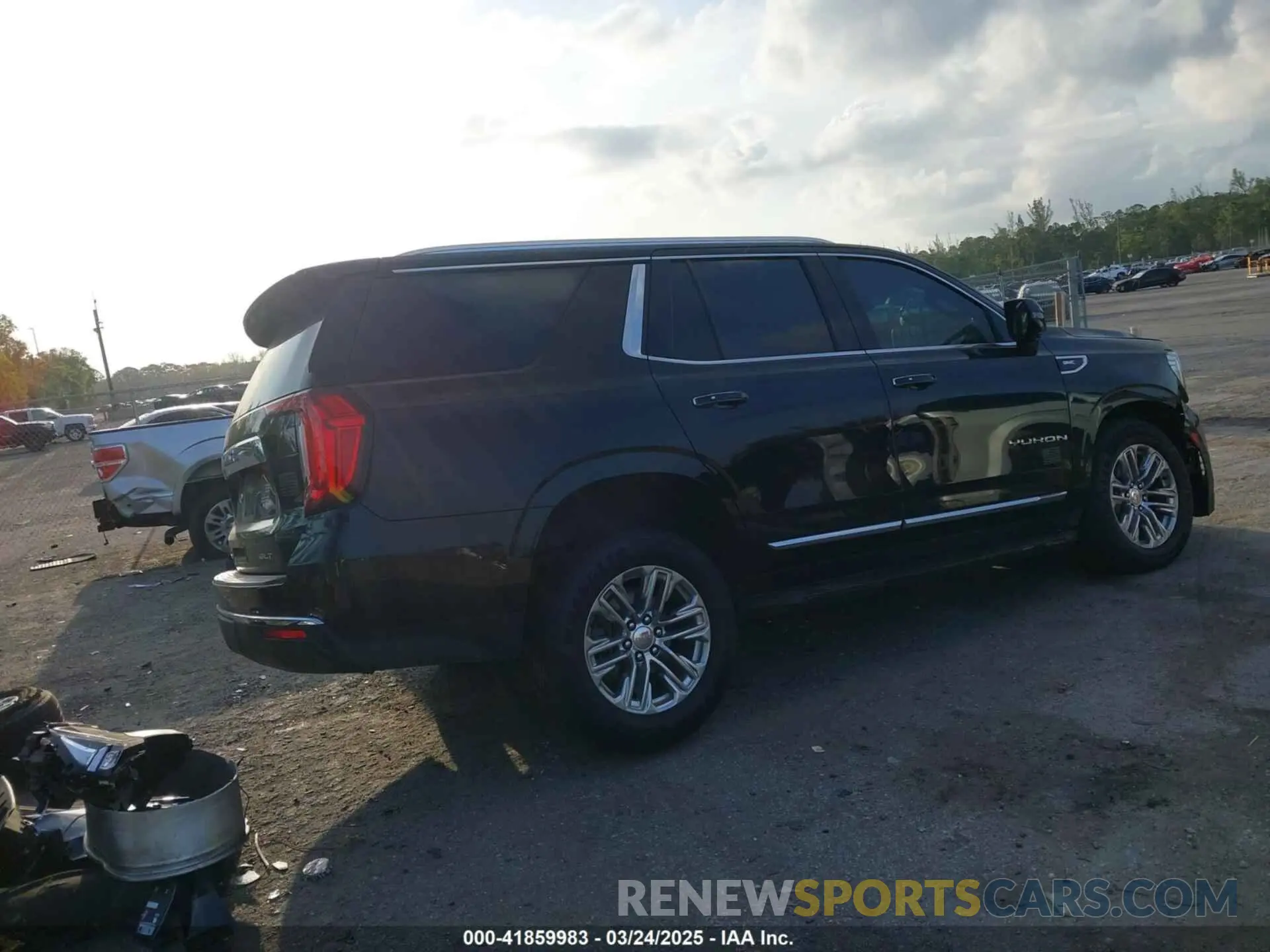 4 Photograph of a damaged car 1GKS1BKD8MR264204 GMC YUKON 2021