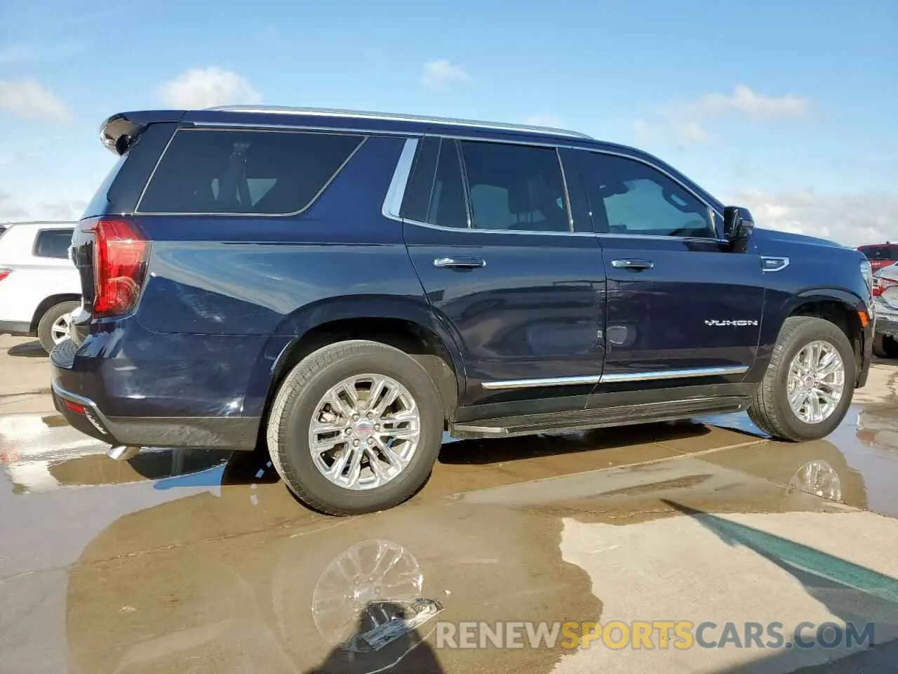 3 Photograph of a damaged car 1GKS1BKDXMR161897 GMC YUKON 2021
