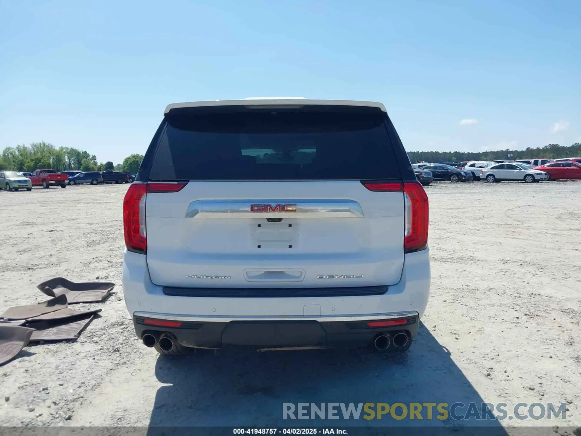 17 Photograph of a damaged car 1GKS1DKL2MR142019 GMC YUKON 2021