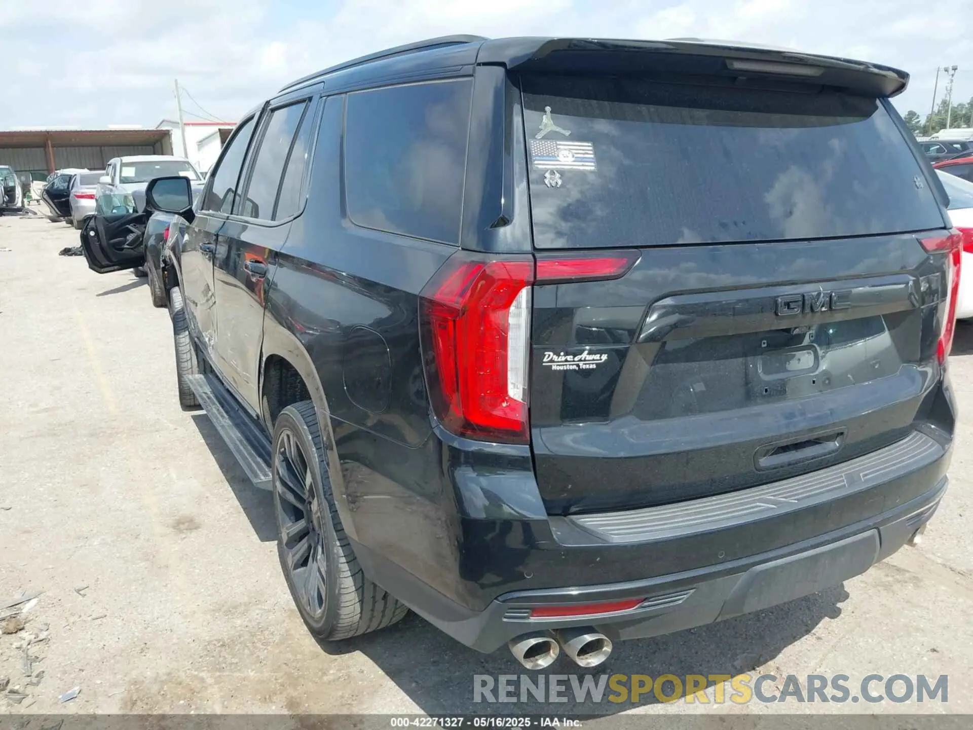 3 Photograph of a damaged car 1GKS1DKL9MR189435 GMC YUKON 2021