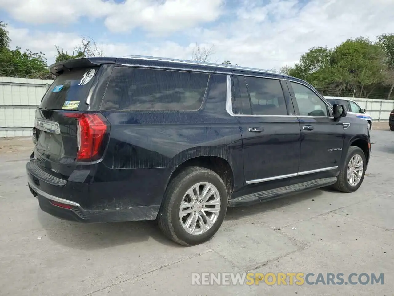 3 Photograph of a damaged car 1GKS1GKD8MR488604 GMC YUKON 2021