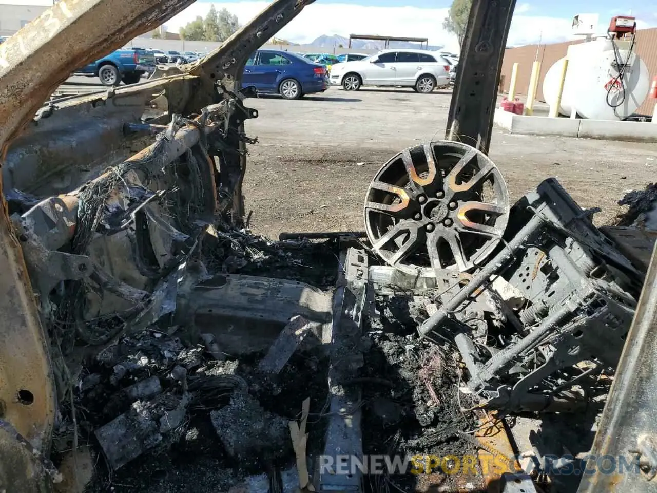 7 Photograph of a damaged car 1GKS2AKD6MR456079 GMC YUKON 2021