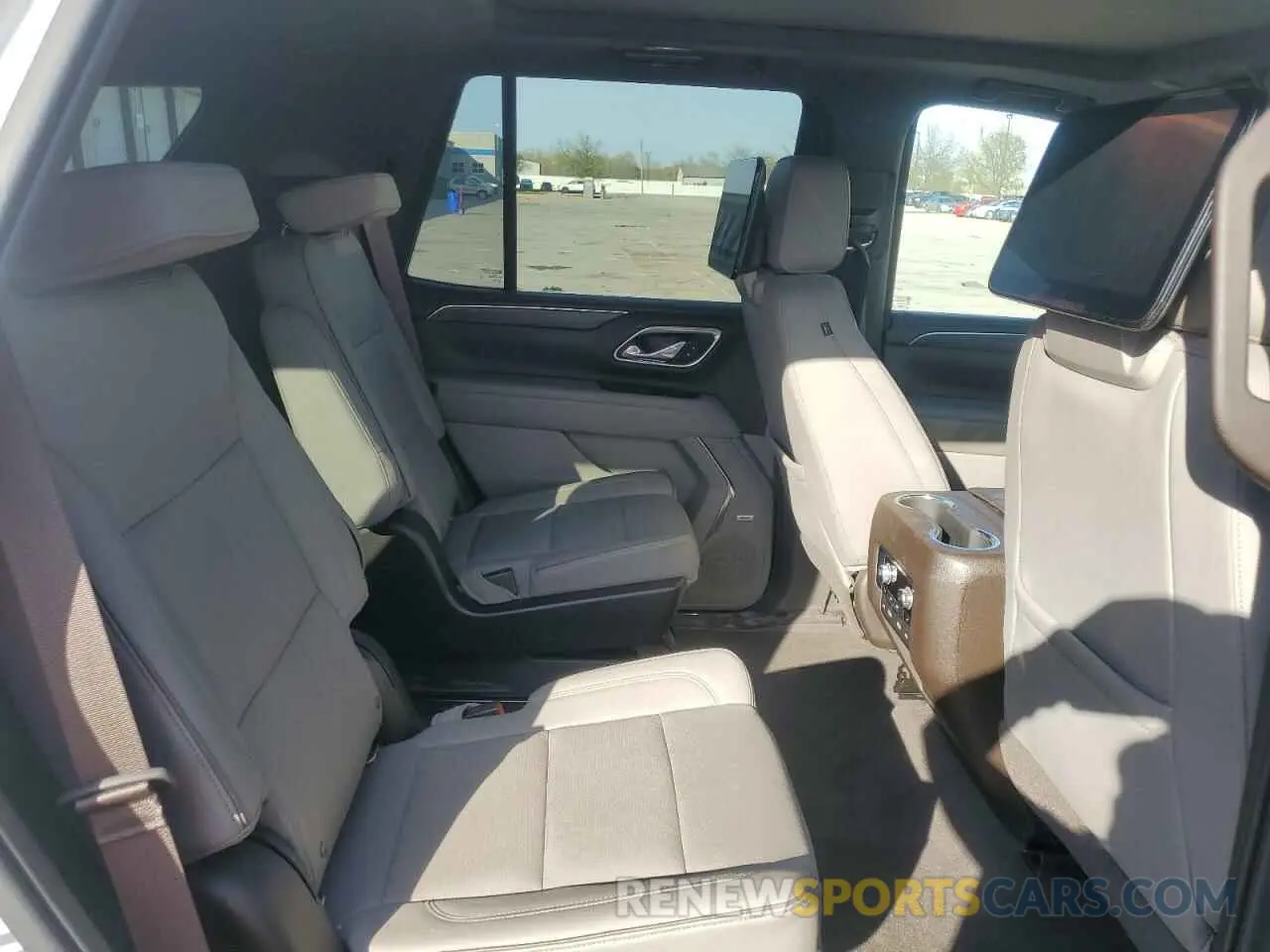 11 Photograph of a damaged car 1GKS2BKD2MR148235 GMC YUKON 2021