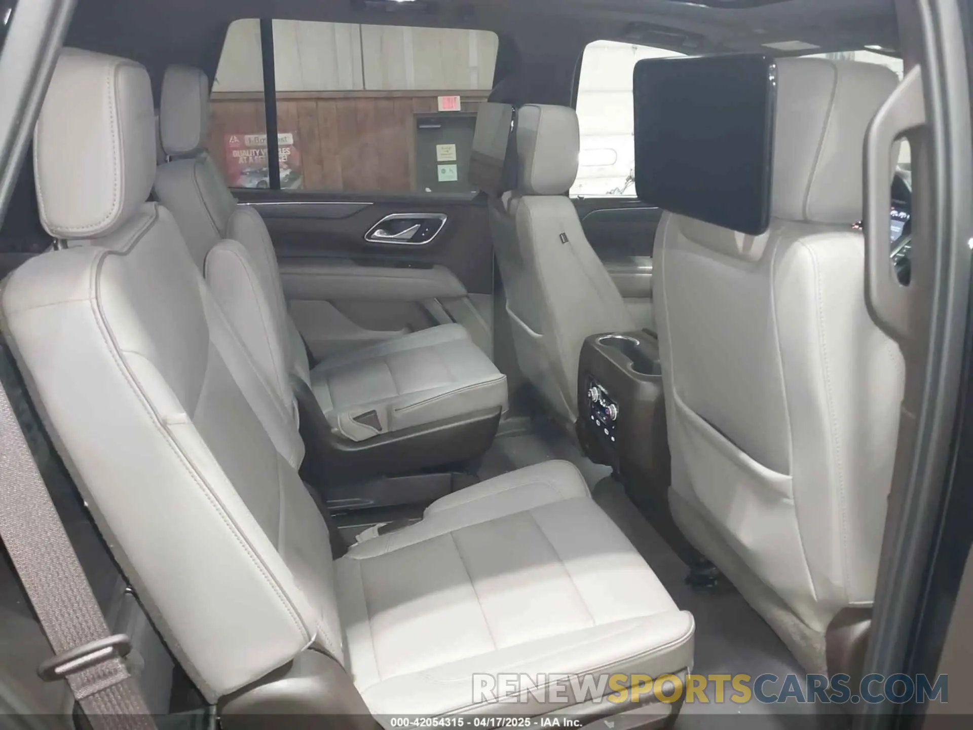 8 Photograph of a damaged car 1GKS2BKD2MR185771 GMC YUKON 2021