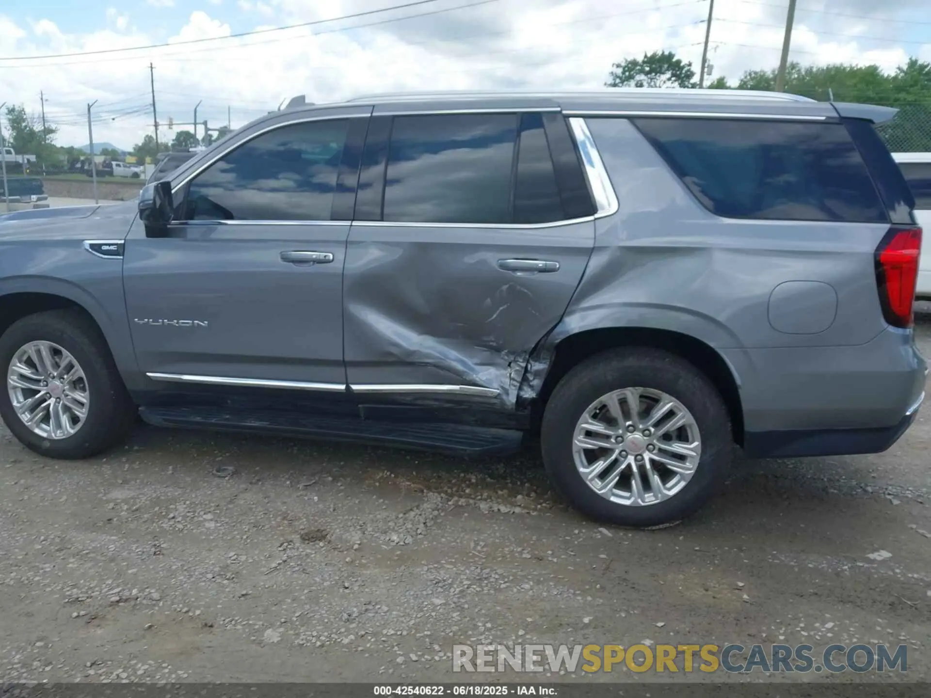 14 Photograph of a damaged car 1GKS2BKD3MR433011 GMC YUKON 2021