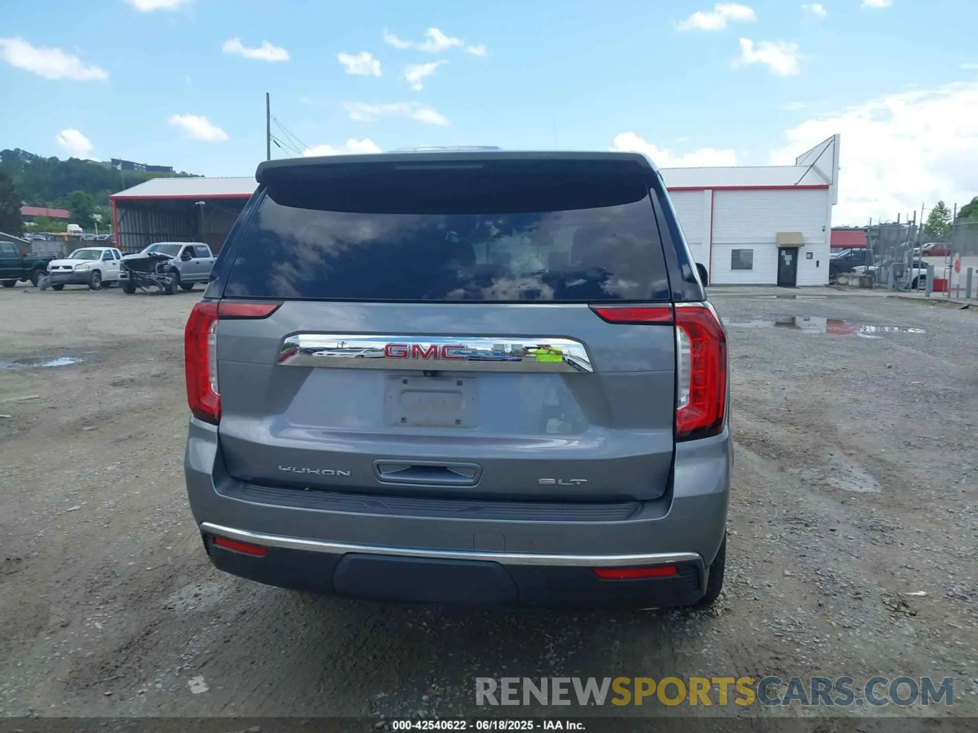 16 Photograph of a damaged car 1GKS2BKD3MR433011 GMC YUKON 2021