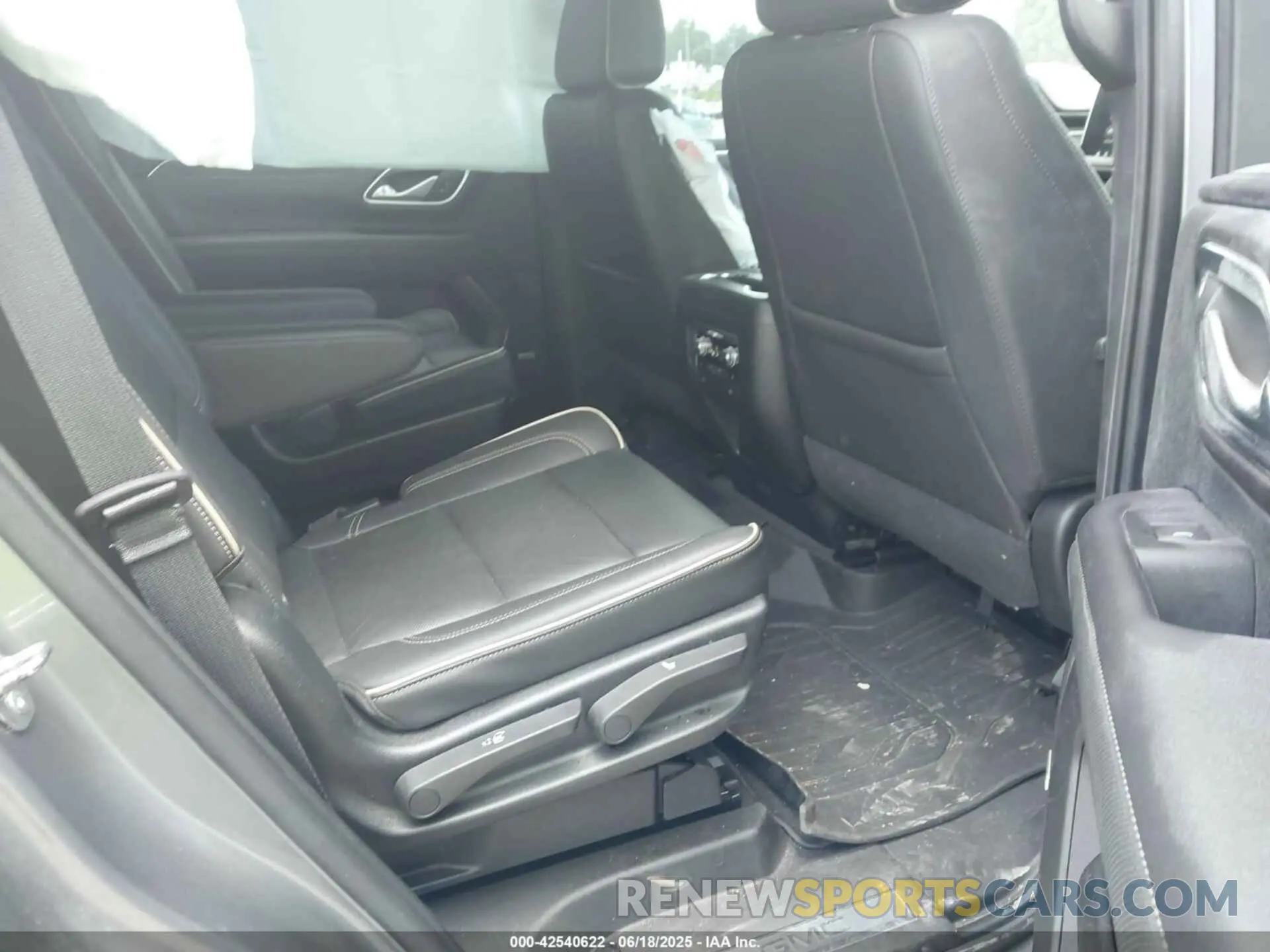 8 Photograph of a damaged car 1GKS2BKD3MR433011 GMC YUKON 2021